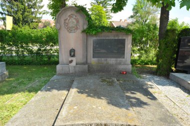 Ölü insanların gömüldüğü bir mezarlık ya da mezarlık.