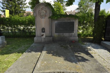 Ölü insanların gömüldüğü bir mezarlık ya da mezarlık.