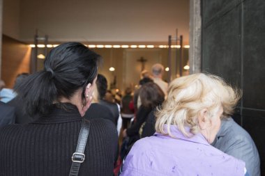 İnsanlar cenaze töreninde kilisede ölen birinin yasını tutuyor.