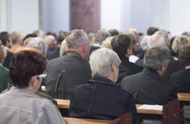 İnsanlar cenaze töreninde kilisede ölen birinin yasını tutuyor.
