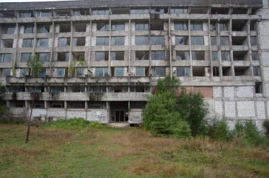 Binada bozulma ve yapısal hasar, kırsal alanda terk edilmiş bir ev.