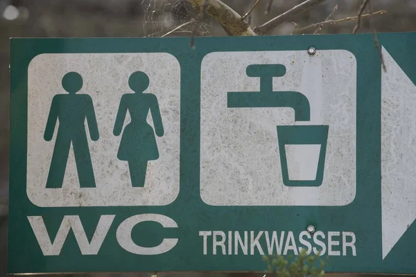 公衆トイレのトイレやトイレの標識 体の衛生と基本的なニーズ — ストック写真