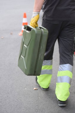 Bir konteynırda yakıt taşımak için bir benzin bidonu.