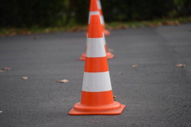 Zemin işaretleme ya da yol işaretleme olarak sütun, yol güvenliği için görünür işaret