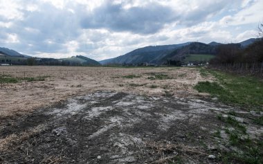 tarımda bir sorun olarak toprak sıkıştırması veya toprak yapısı bozulması