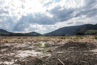 tarımda bir sorun olarak toprak sıkıştırması veya toprak yapısı bozulması