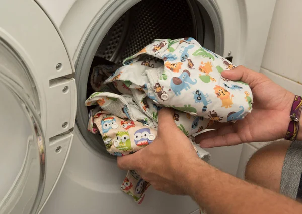 Çamaşır Makinesinde Bebek Bezi Bebek Için Temiz Kıyafetler — Stok fotoğraf