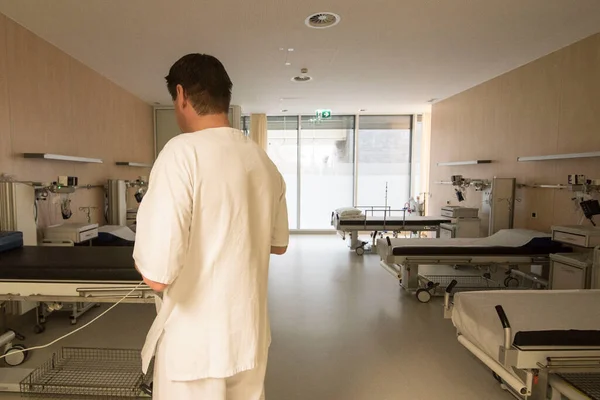 Uma Enfermeira Num Hospital Trabalhar Como Profissional Médico — Fotografia de Stock