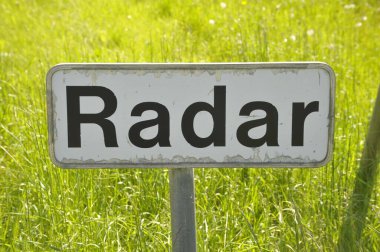 Yol ve araç trafiğinde hız ölçümü için trafik radarı