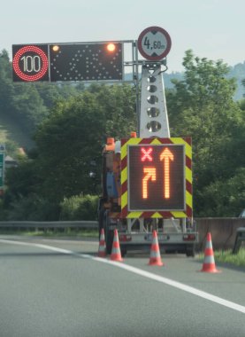 bir inşaat sahası ya da caddede çalışan bir yol engeli