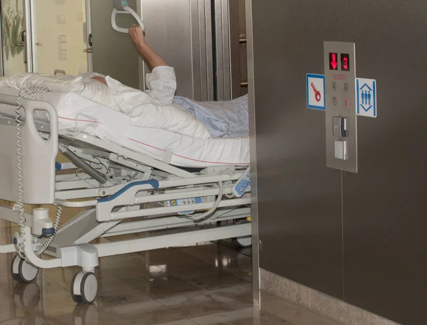 Paciente Uma Cama Hospital Tratamento Médico Cuidados Saúde — Fotografia de Stock