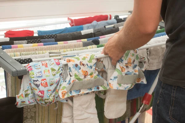 Çamaşırları Dışarıda Çamaşır Ipinde Kuruyor Yeni Yıkanmış Temizlenmiş Giysiler — Stok fotoğraf