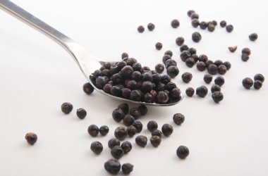 Mutfakta ardıç tohumları, yemek pişirmek için kullanılan bir baharat.