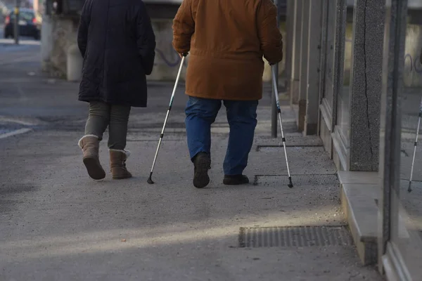 Muletas Como Uma Ajuda Para Pessoas Com Deficiência Marcha — Fotografia de Stock