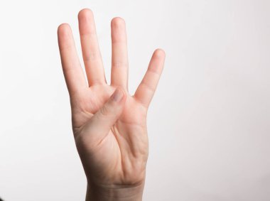 Dört ya da dört sayısının sembolü, bir Arap rakamı.