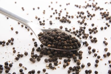 Mutfakta siyah biber, yemek pişirmek için kullanılan bir baharat.