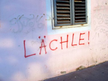 Gülüyor ve gülümsüyor. Keyfi yerindeyken.