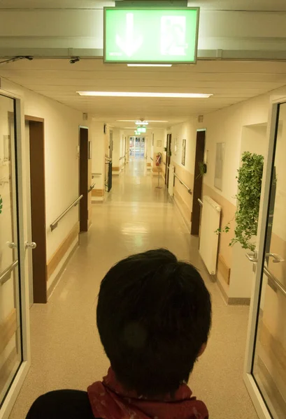 Står Sjukhushall Medicinsk Behandling Och Hälsovård — Stockfoto