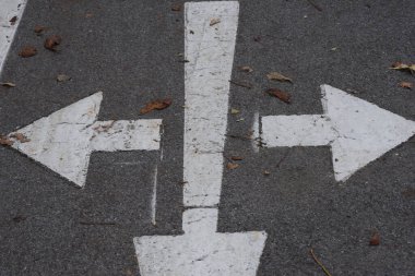 Okun yönü tek yönlüdür, bu yönde ilerlemek için işaret edin.