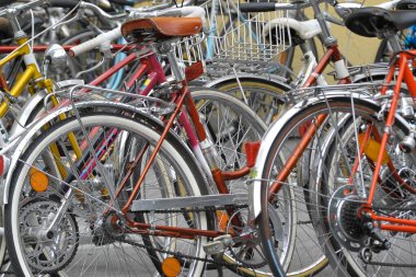 Bisiklet parkı, bisiklet parkı, şehirde bisiklet park yeri