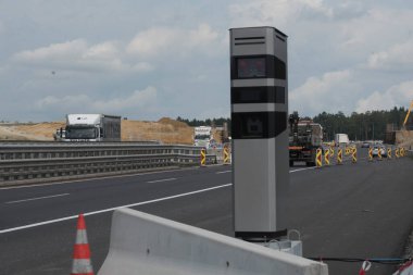 Yol ve araç trafiğinde hız ölçümü için trafik radarı