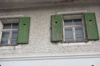 Ahşap ya da kereste inşaatındaki bir binanın penceresi