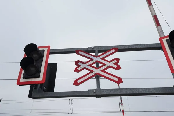 Sınır Levhası Andrew Haçı Olan Kapısız Demiryolu Geçidi — Stok fotoğraf
