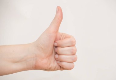 Onaylama ve pozitifliği sembolize eden el hareketi.