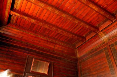 Bir evin çatısı, bir binanın çatısı.