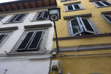 Eski bir apartman dairesinde ya da şehirde bir dairede yaşıyor.