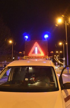 Özel ulaşım, yol trafiği ve güvenlik için nakliye eskortu