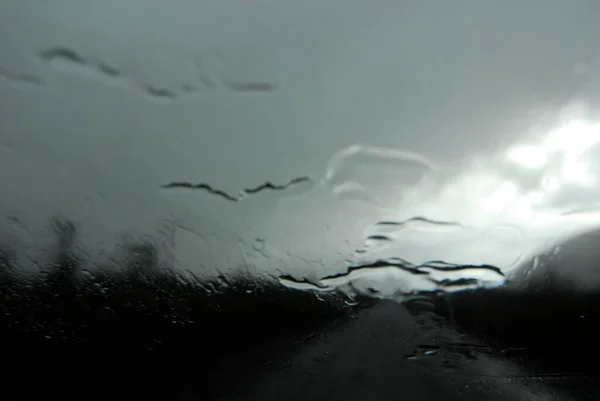 窓ガラスに雨や雨が降る — ストック写真