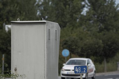 Yol ve araç trafiğinde hız ölçümü için trafik radarı