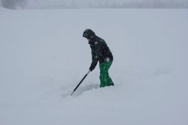 Persona All Atto Rimozione Neve Con Una Pala Neve Inverno — Foto Stock