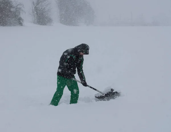 Persona Eliminación Nieve Con Una Pala Nieve Invierno —  Fotos de Stock