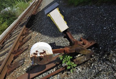 Demiryolu ve tren trafiği için ray değiştir ya da değiştir