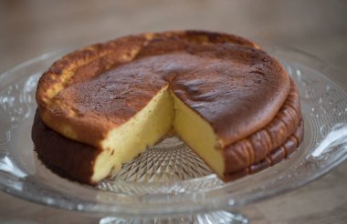 Cheesecake, pastaneden veya pastaneden tatlı bir çöl.