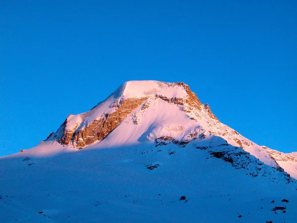 Berg Och Vitt Snöigt Landskap Alperna Vintern — Stockfoto