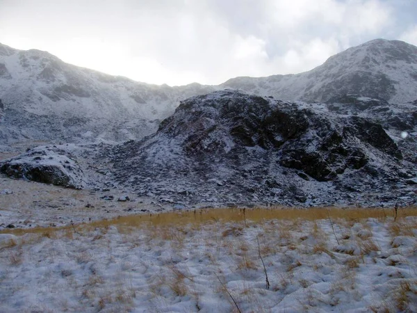 Berg Och Vitt Snöigt Landskap Alperna Vintern — Stockfoto