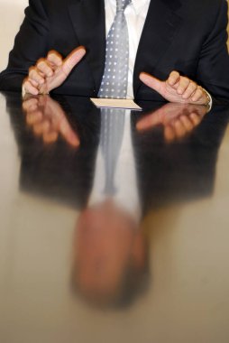 yönetim, iletişim ve liderlikteki bir adamın vücut dili ve jestleri