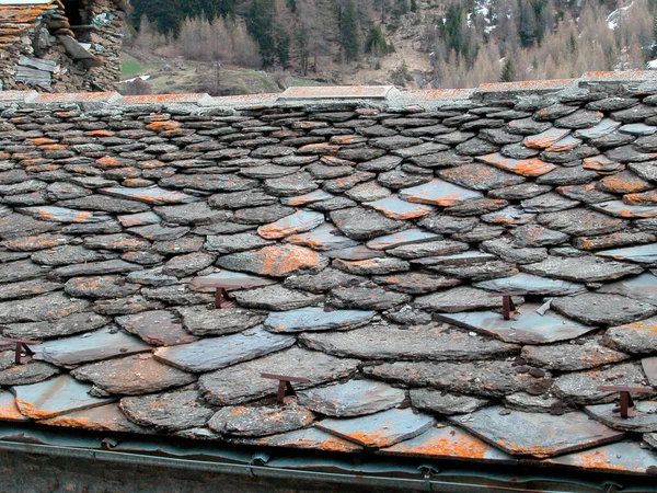 イタリアのアオスタ渓谷にある建物の石屋根 — ストック写真