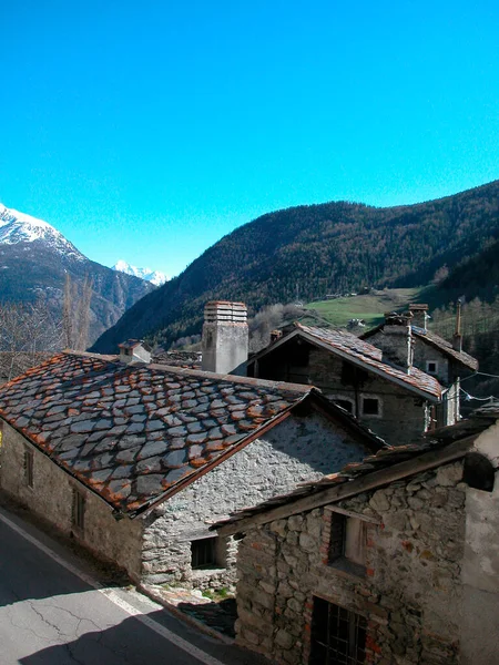 イタリアのアオスタ渓谷にある建物の石屋根 — ストック写真