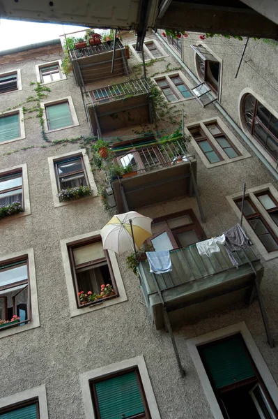 Egy Régi Építésű Lakásban Vagy Lakásban Élni Egy Városban — Stock Fotó
