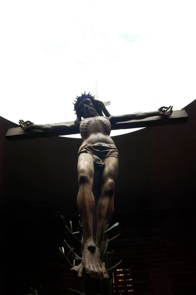耶稣基督挂在十字架上 基督教苦难的象征 — 图库照片