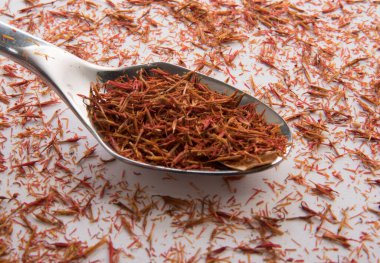 Mutfakta kırmızı safran iplikler, yemek pişirmek için kullanılan bir baharat.