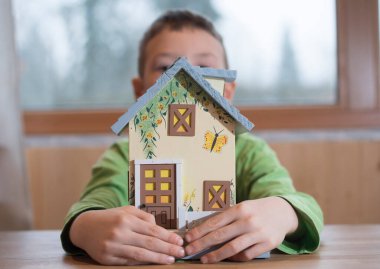 Tek bir aile ayrı bir evde yaşıyor.