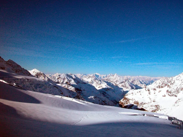 Βουνά Και Λευκό Χιονισμένο Τοπίο Στις Άλπεις Χειμώνα — Φωτογραφία Αρχείου