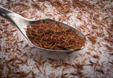 Mutfakta kırmızı safran iplikler, yemek pişirmek için kullanılan bir baharat.