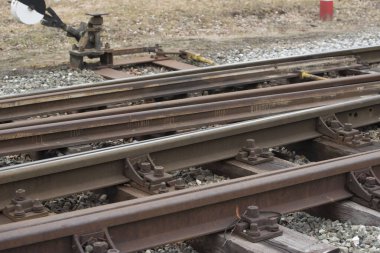 Demiryolu ve tren trafiği için ray değiştir ya da değiştir