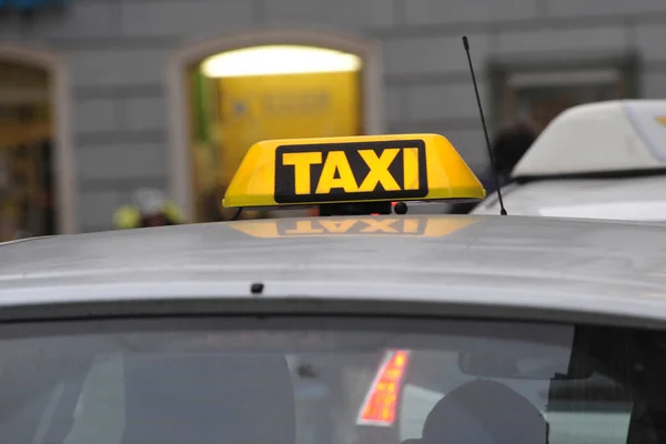 都市部におけるタクシーの標識 移動性及び旅客輸送 — ストック写真